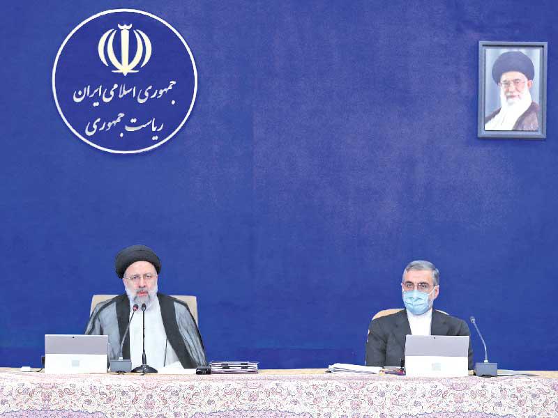 الرئيس الإيراني الجديد إبراهيم رئيسي خلال اجتماع مجلس الوزراء بطهران أمس الأول (أ ف ب)