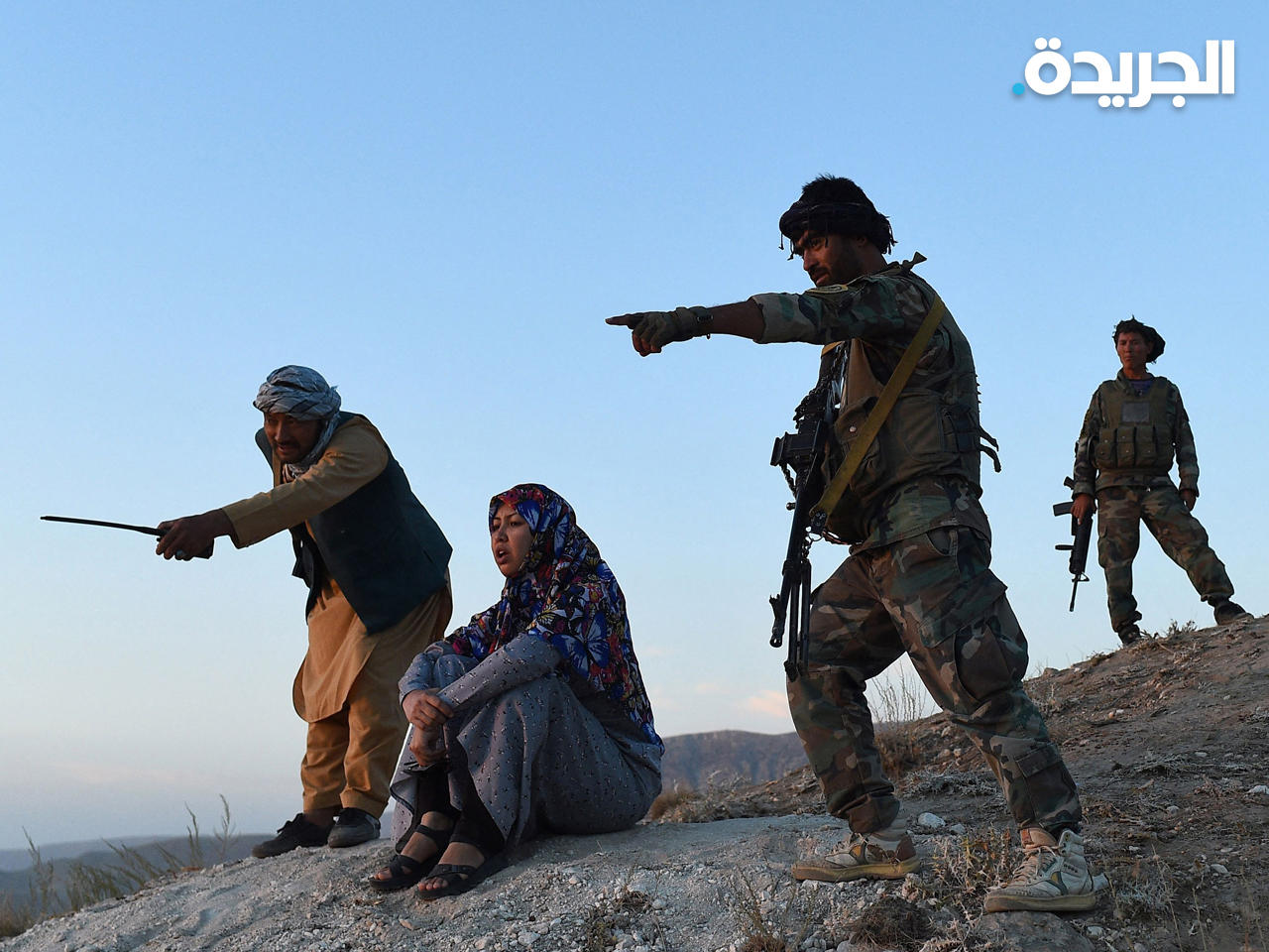 حاكمة منطقة تشاركينت، سليمة مزاري تنظر للمعارك من تل رفقة أفراد الأمن