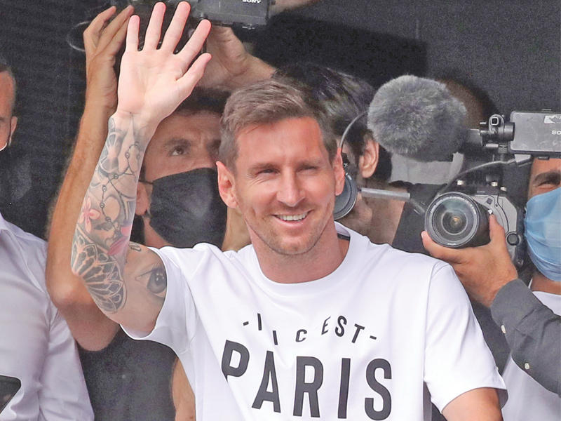 ليونيل ميسي  يحيي الجمهور