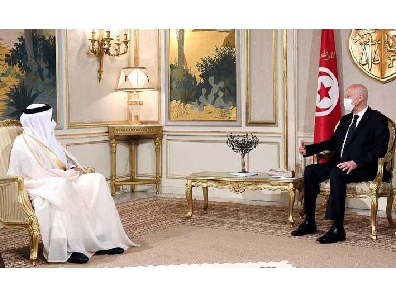 الرئيس التونسي قيس سعيد ووزير الخارجية البحريني عبد اللطيف بن راشد الزياني
