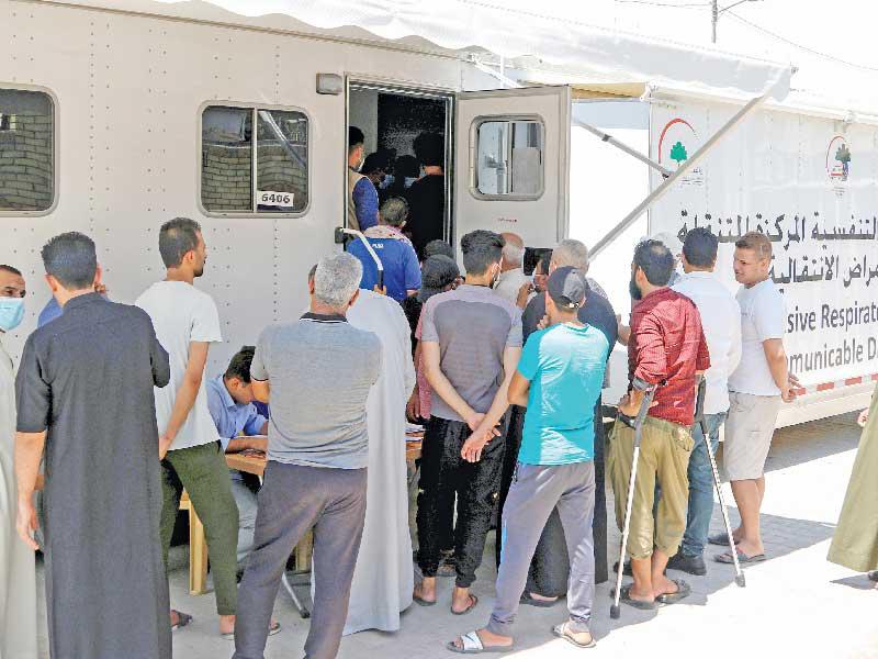 عراقيون ينتظرون تلقي لقاح «كورونا» في مدينة الصدر أمس (رويترز)