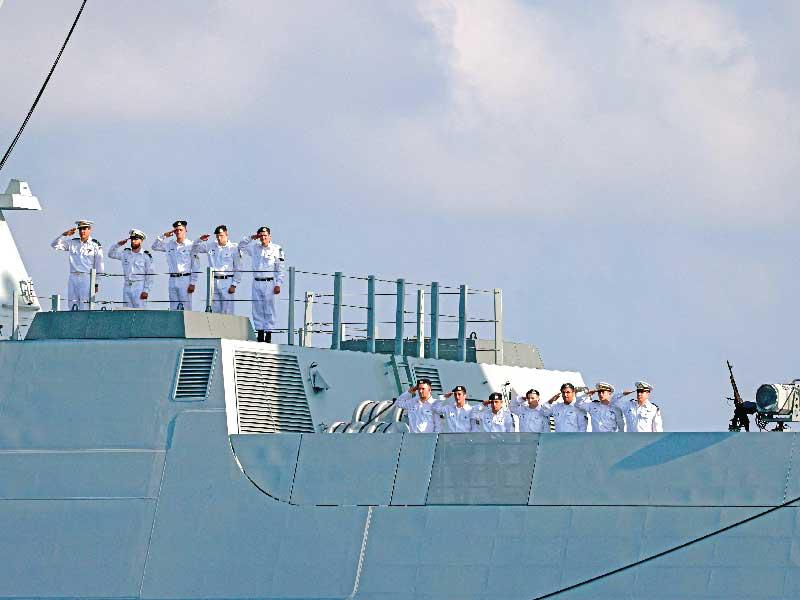 بحارة إسرائيليون عائدون من ألمانيا إلى ميناء حيفا على متن فرقاطة أمس (أ ف ب)