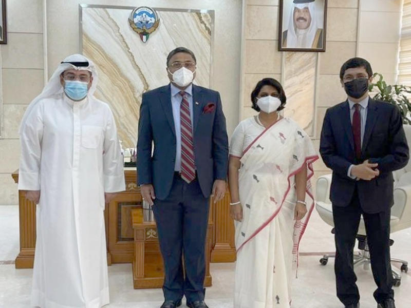  مصطفى رضا خلال لقائه السفير الهندي بحضور الوطيان والوفد المرافق 