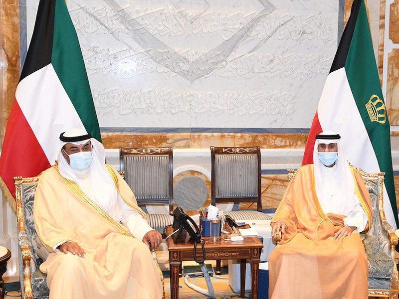 صاحب السمو أمير البلاد، الشيخ نواف الأحمد مستقبلاً رئيس مجلس الوزراء سمو الشيخ صباح الخالد أمس