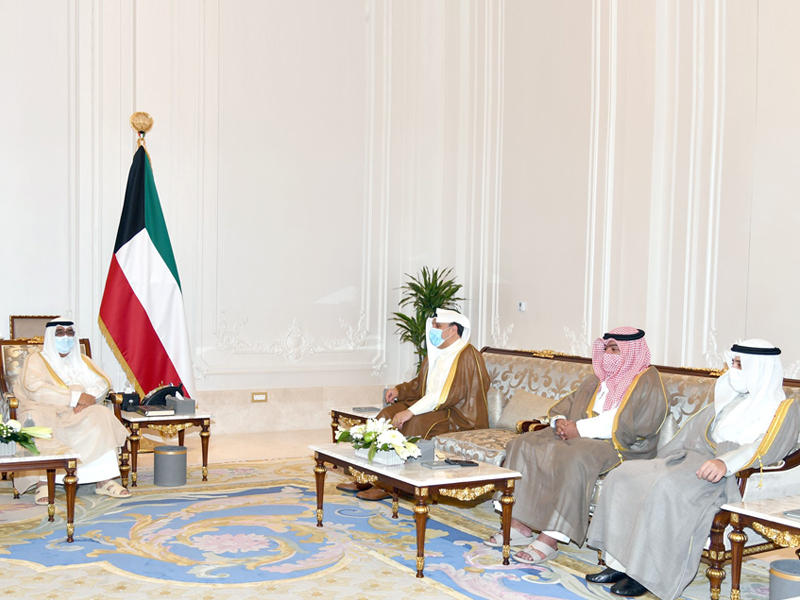  سمو ولي العهد الشيخ مشعل الأحمد مستقبلاً  نائب رئيس مجلس الوزراء وزير الدفاع الشيخ حمد الجابر، ووزير الخارجية وزير الدولة لشؤون مجلس الوزراء الشيخ الدكتور أحمد الناصر، ووزير الداخلية الشيخ ثامر العلي أمس