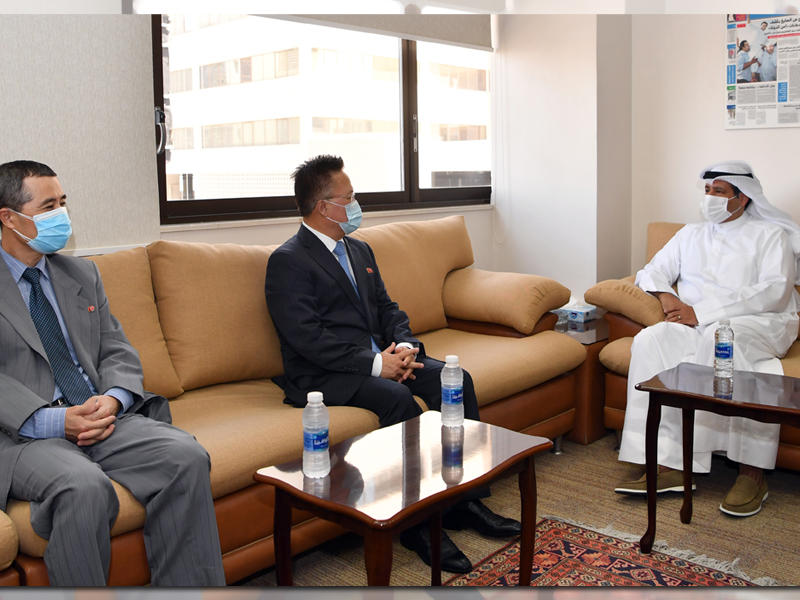  نائب رئيس التحرير، الزميل ناصر العتيبي  مستقبلاً السفير الكوري والمستشار بالسفارة أمس