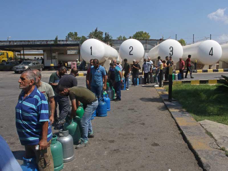 لبنانيون ينتظرون ملء أسطوانات الغاز في مدينة صيدا الجنوبية وسط أزمة اقتصادية متفاقمة
