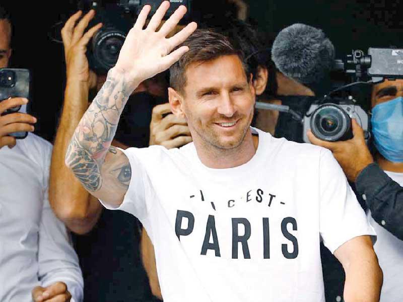 ميسي ملوحاً للجماهير في مطار لو بورجيه شمال باريس أمس (أ ف ب)n