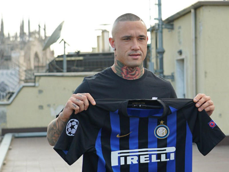  لاعب الوسط البلجيكي رادجا ناينغولان