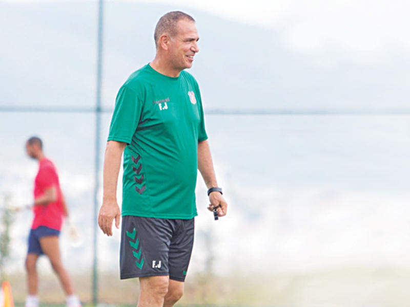  مدرب الفريق الجبال