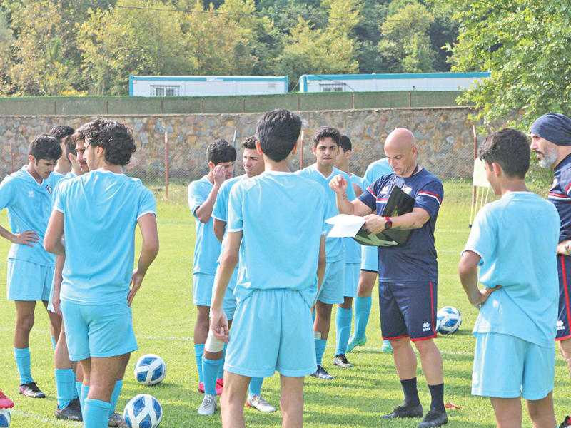 جانب من تدريبات منتخبنا للشباب لكرة القدم تحت 19 سنة