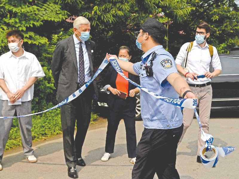 السفير الكندي لدى وصوله إلى مركز احتجاز سبافور في مدينة داندونغ الحدودية بشمال الصين أمس (أ ف ب)