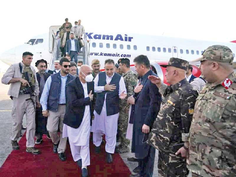 غني لحظة وصوله إلى مدينة مزار شريف أمس (رويترز)