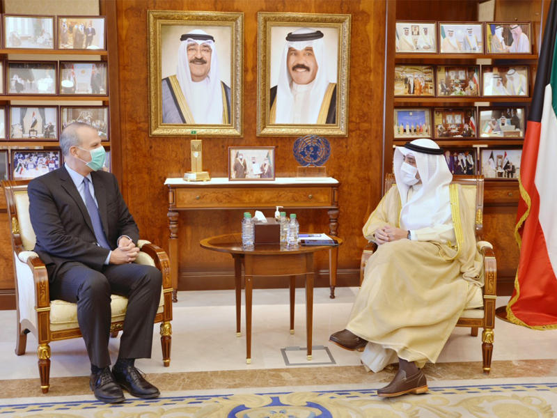 وزير الخارجية وزير الدولة لشؤون مجلس الوزراء، الشيخ الدكتور أحمد الناصر  لدى استقباله السفير الكندي أمس