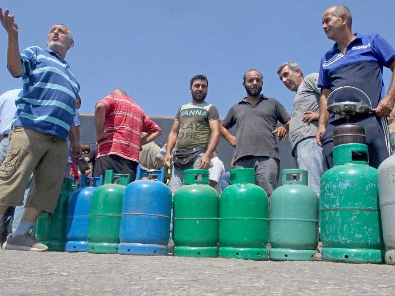  لبنانيون ينتظرون ملء أسطوانات الغاز في مدينة صيدا الجنوبية وسط أزمة اقتصادية متفاقمة 