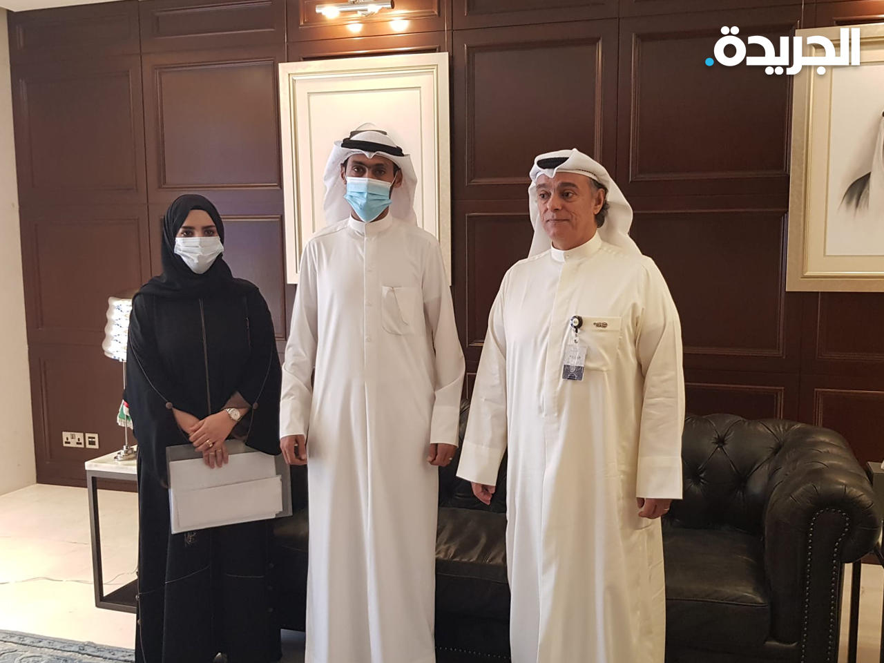 نائب رئيس مجلس الإدارة، المدير العام لبنك الائتمان صلاح المضف يهنىء أول مواطن حصل على القرض الذكي