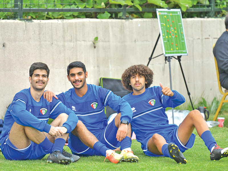لاعبو منتخب الشباب في استراحة محارب   (تصوير عبدالرحمن العلي)
