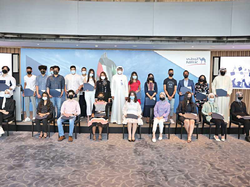 الإدارة التنفيذية لـ «الوطني» في لقطة جماعية مع أبناء موظفي البنك المتفوقين