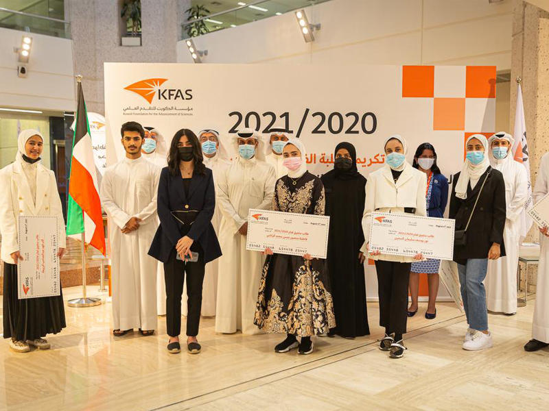  المدير العام للمؤسسة، د. خالد الفاضل  متوسطاً الطلبة المكرمين