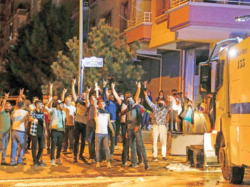 أتراك غاضبون يتظاهرون ضد اللاجئين السوريين في أنقرة مساء أمس الأول (رويترز)