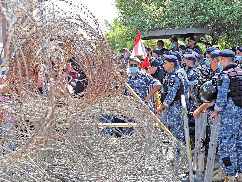 قوات الأمن تضع الأسلاك الشائكة أمام عائلات ضحايا انفجار مرفأ بيروت أمس (أ ف ب)n