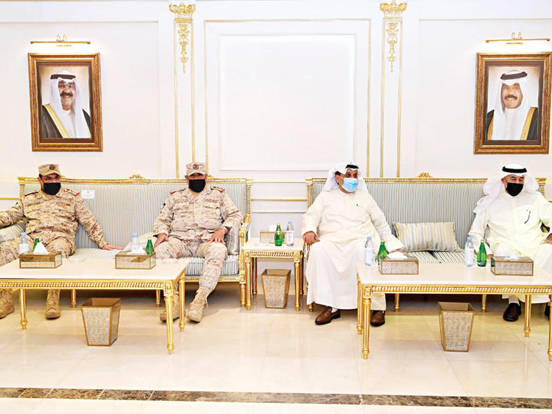 نائب رئيس مجلس الوزراء وزير الدفاع الشيخ حمد الجابر متوسطاً كبار قادة الجيش