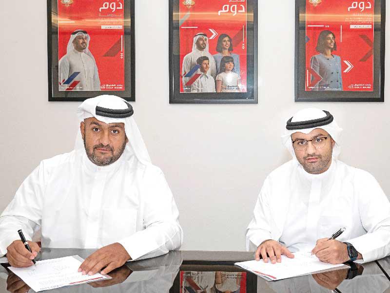 مشعل الوزان أثناء توقيع العقد مع Balance Business Advisory