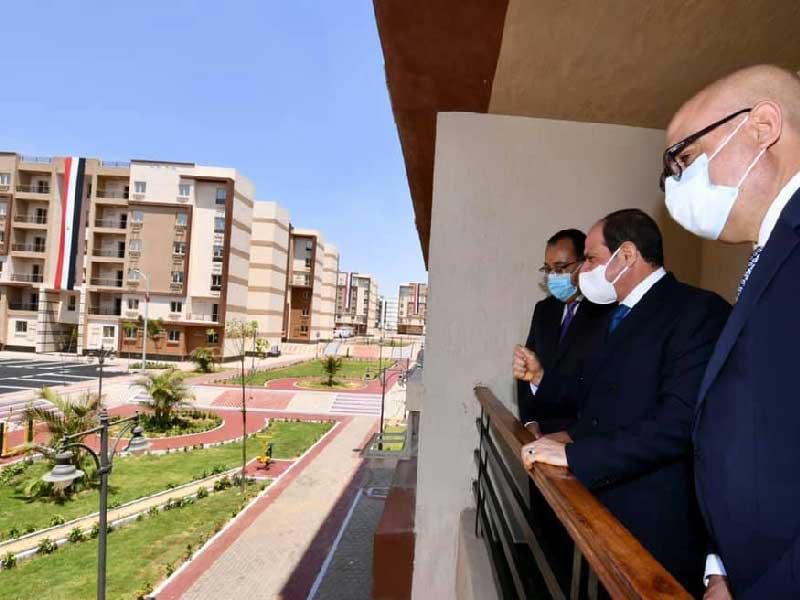 الرئيس المصري عبدالفتاح السيسي خلال جولة بمدينة بدر الجديدة شرق القاهرة أمس   (الرئاسة المصرية)