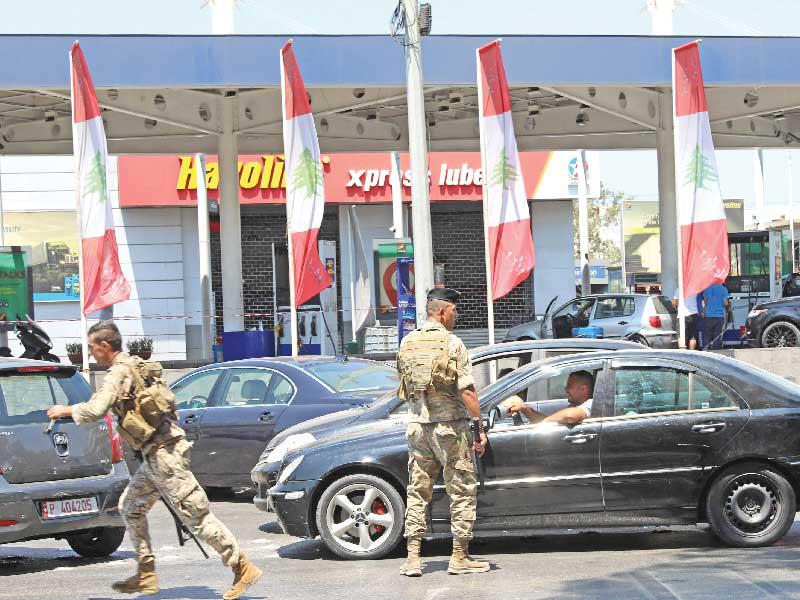 عناصر من الجيش اللبناني أمام إحدى محطات الوقود في بيروت أمس          (أ ف ب)