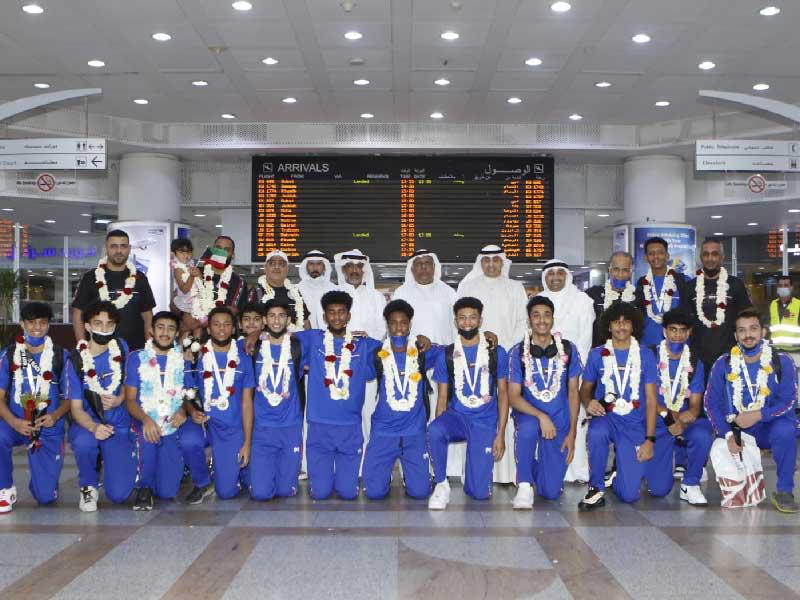 رئيس اتحاد كرة السلة رشيد العنزي  يتوسط أبطال أزرق الناشئين في المطارn