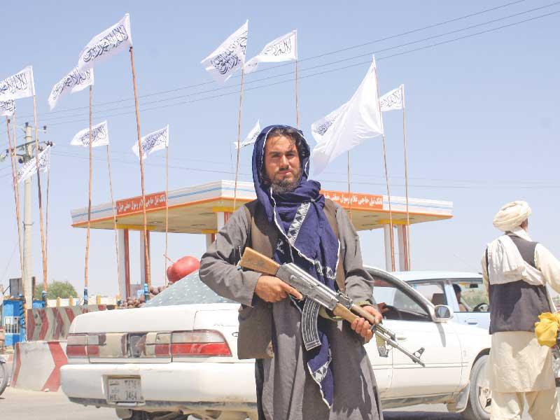 طالباني على نقطة تفتيش في غزني أمس       (رويترز)