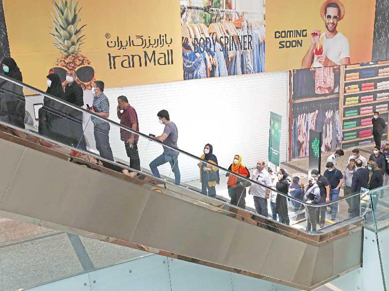 إيرانيون داخل مجمع للحصول على لقاح مضاد لـ«كورونا» في طهران أمس (أ ف ب)