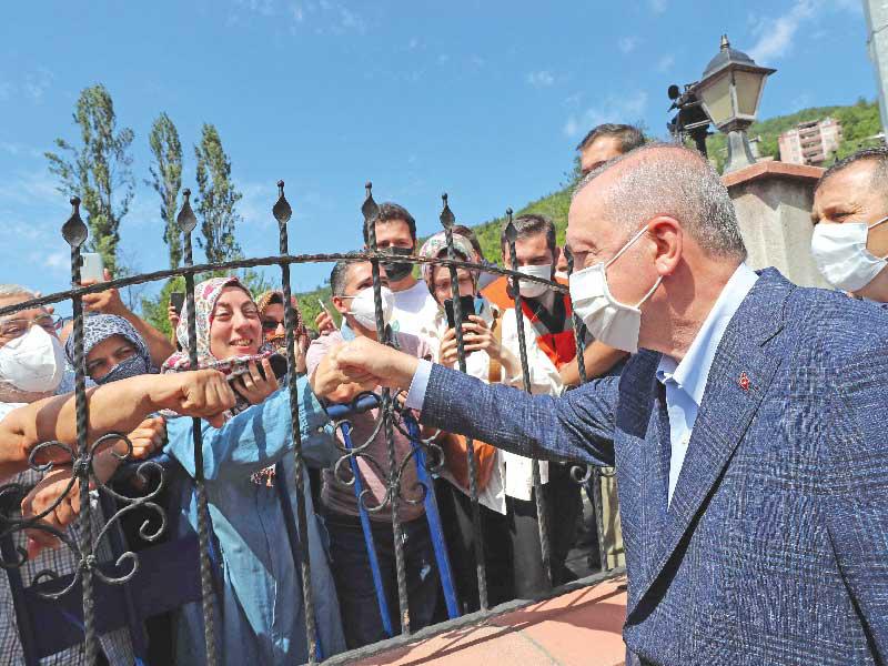 الرئيس رجب طيب إردوغان يحي محبيه 