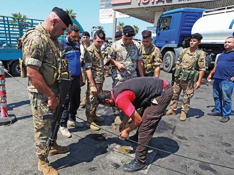 الجيش اللبناني بإحدى محطات الوقود في بيروت أمس (أ ف ب)n