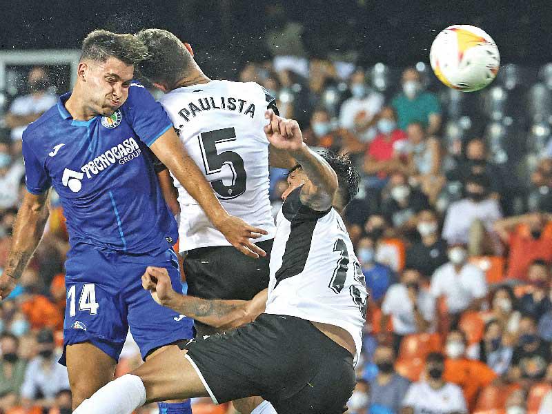 جانب من مباراة خيتافي وفالنسيا 