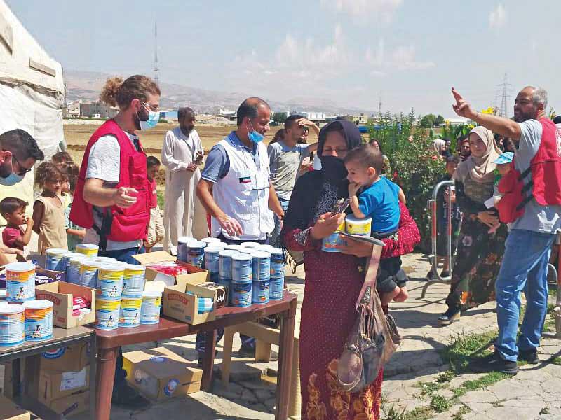 جانب من توزيع حليب الأطفال على اللاجئين في لبنان