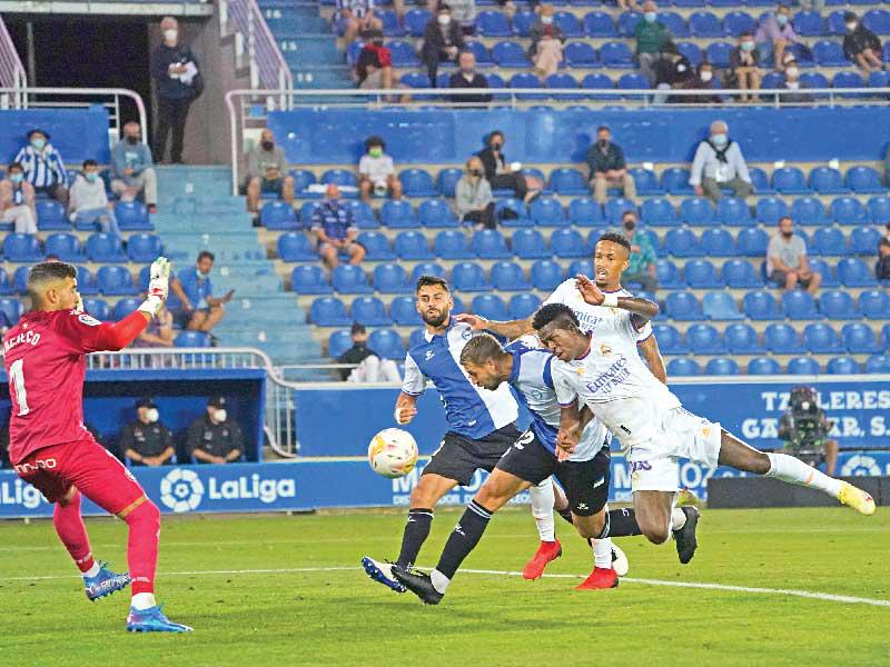 جونيور يسجل الهدف الرابع