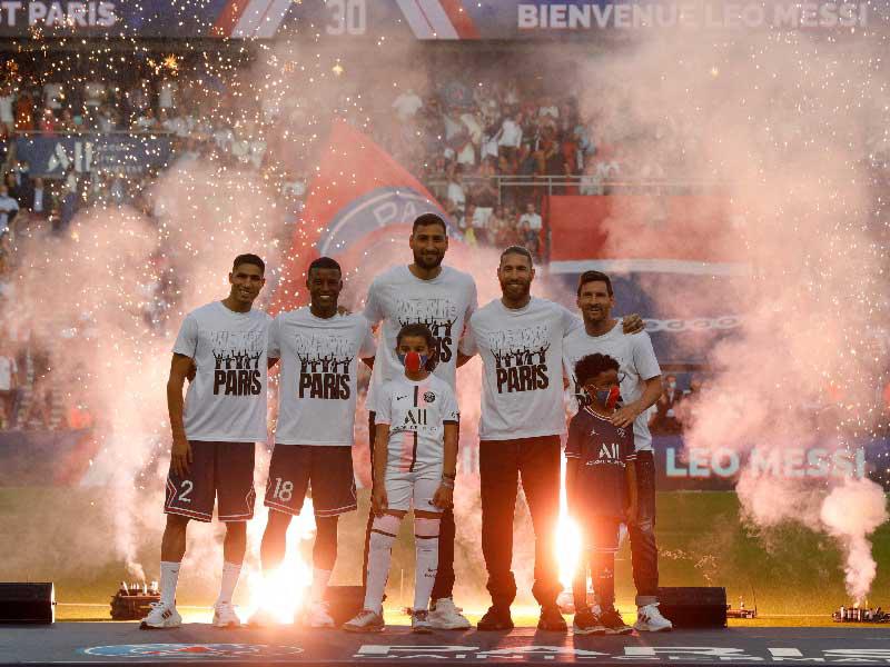  ميسي وراموس وحكيمي وفينالدوم والحارس جيانلويجي لاعبو سان جرمان أثناء تقديمهم