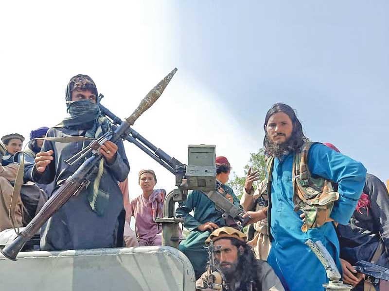 مقاتلو طالبان في مدينة لقمان أمس (أ ف ب)