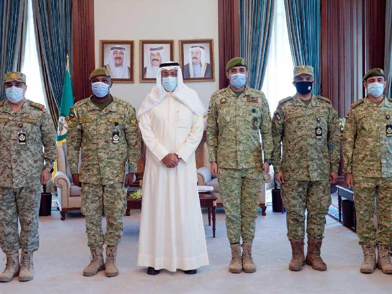  نائب رئيس الحرس الوطني الفريق أول متقاعد الشيخ أحمد النواف ووكيل الحرس الفريق الركن مهندس هاشم الرفاعي يتوسطان المكرمين