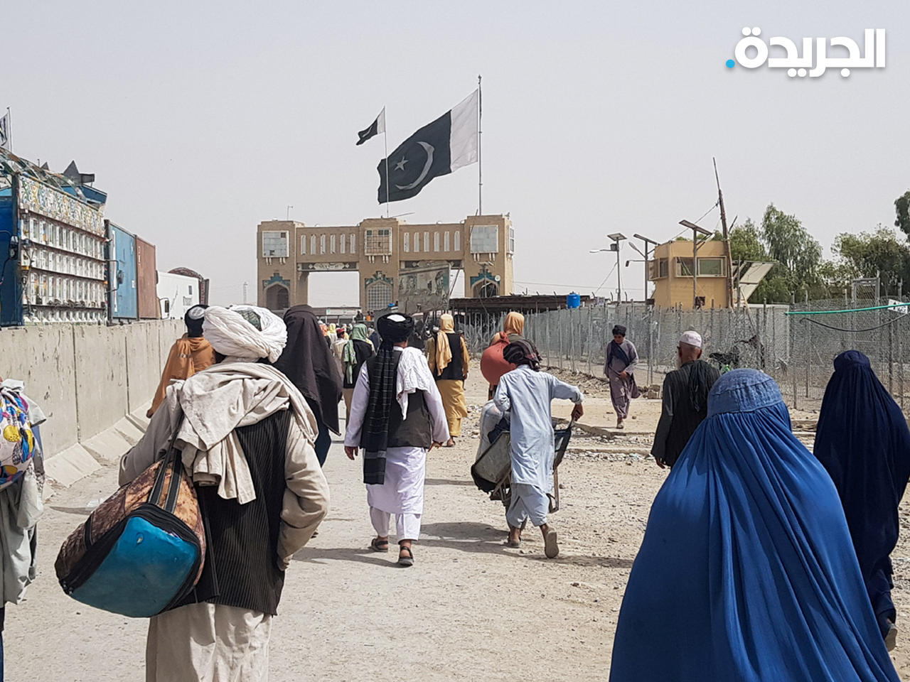 أفغان يشقون طريقهم عند نقطة عبور بوابة حدودية مع باكستان