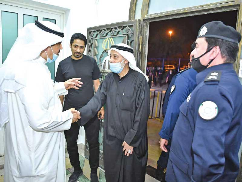  محافظ حولي علي الأصفر خلال تفقده الحسينيات