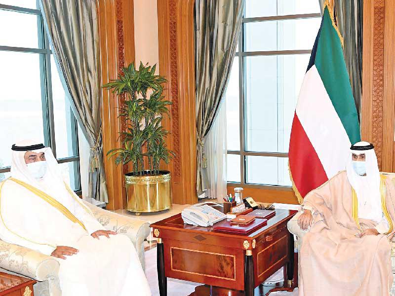  صاحب السمو أمير البلاد الشيخ نواف الأحمد مستقبلاً سمو رئيس مجلس الوزراء الشيخ صباح الخالد أمس