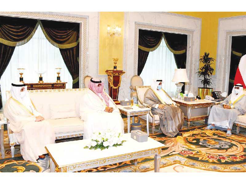  سمو ولي العهد، الشيخ مشعل الأحمد مستقبلاً نائب رئيس مجلس الوزراء وزير الدفاع الشيخ حمد الجابر، ووزير الخارجية وزير الدولة لشؤون مجلس الوزراء الشيخ الدكتور أحمد الناصر، ووزير الداخلية الشيخ ثامر العلي أمس