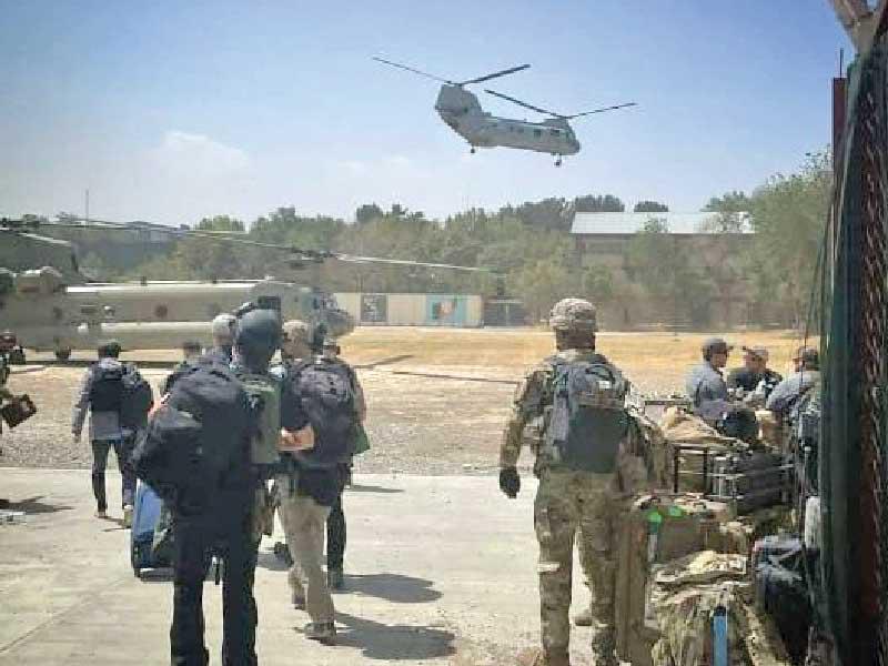 طائرة «شينوك» تستعد لإجلاء الأميركيين من مطار كابول (تويتر)n