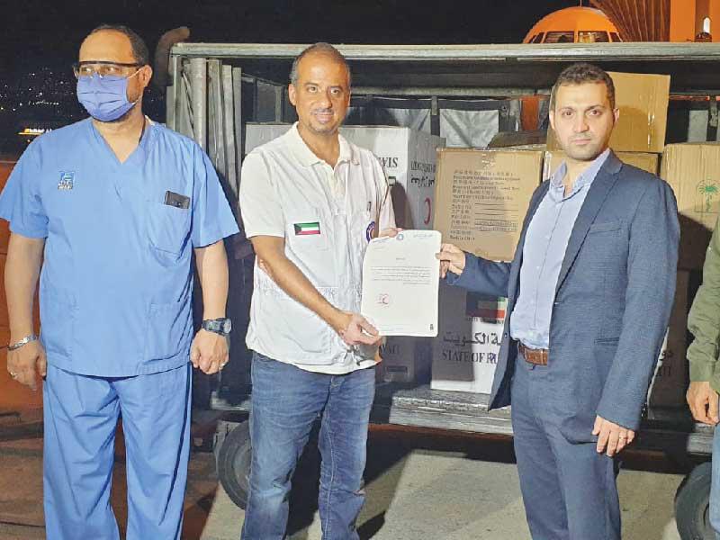 رئيس بعثة الهلال الأحمر الكويتي في لبنان د. مساعد العنزي يسلم ممثل وزير الصحة اللبناني المستلزمات الطبيةn