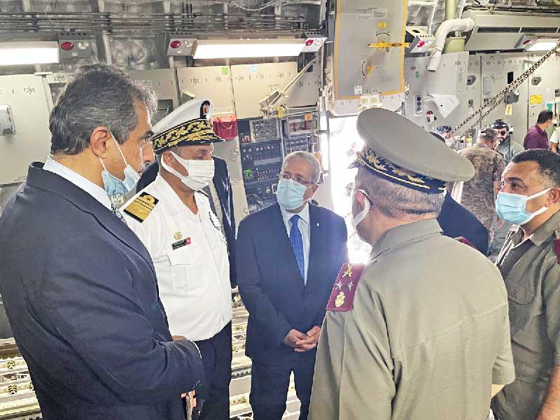  وزير الخارجية التونسي عثمان الجرندي ,وسفير الكويت لدى تونس علي الظفيري خلال استقبال المساعدات الكويتية