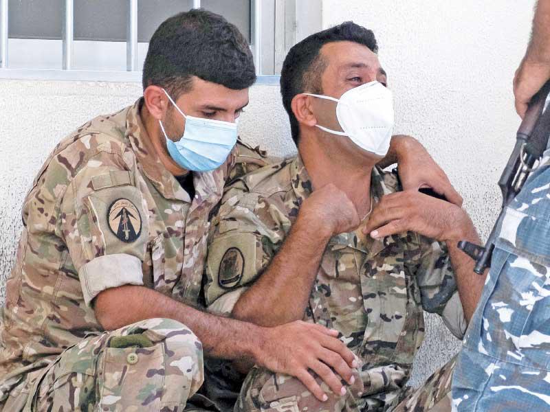 جندي يبكي خارج مشفى يعالج ضحايا انفجار الصهريج في بيروت أمس (رويترز)n