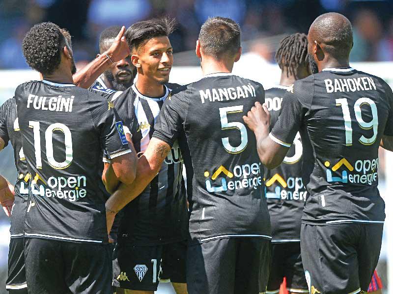 احتفالية لاعبي انجيه بالفوز 