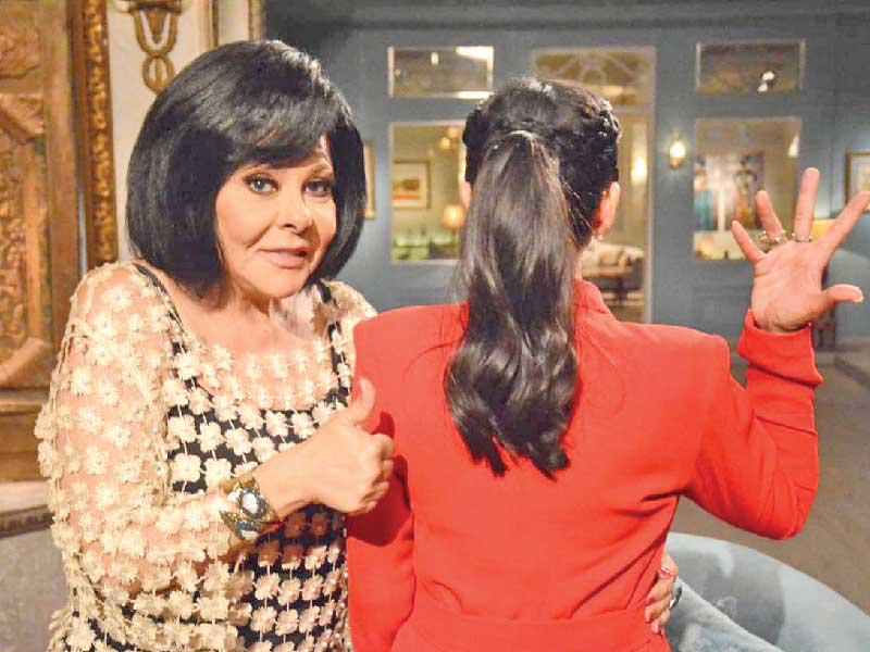 صورة تفسد مفاجأة إسعاد يونس ومنى زكي